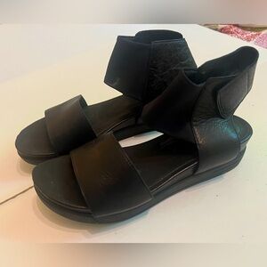 Eileen Fisher Sz 7 black leather sandals